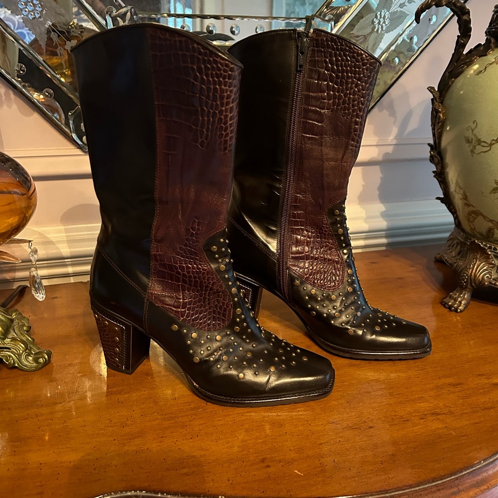 Stuart Weitzman Hillbilly Crocodile Embossed Leather Studded Boots 6M